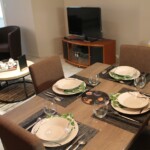 La Lun'Art - Refuge du Poète - Salle à manger et salon, tables dressées La Lun'Art - Refuge du Poète - Salle à manger et salon, tables dressées