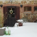 La Lun'Art - Refuge du Poète - Vue entrée et jardin enneigé La Lun'Art - Refuge du Poète - Vue entrée et jardin enneigé